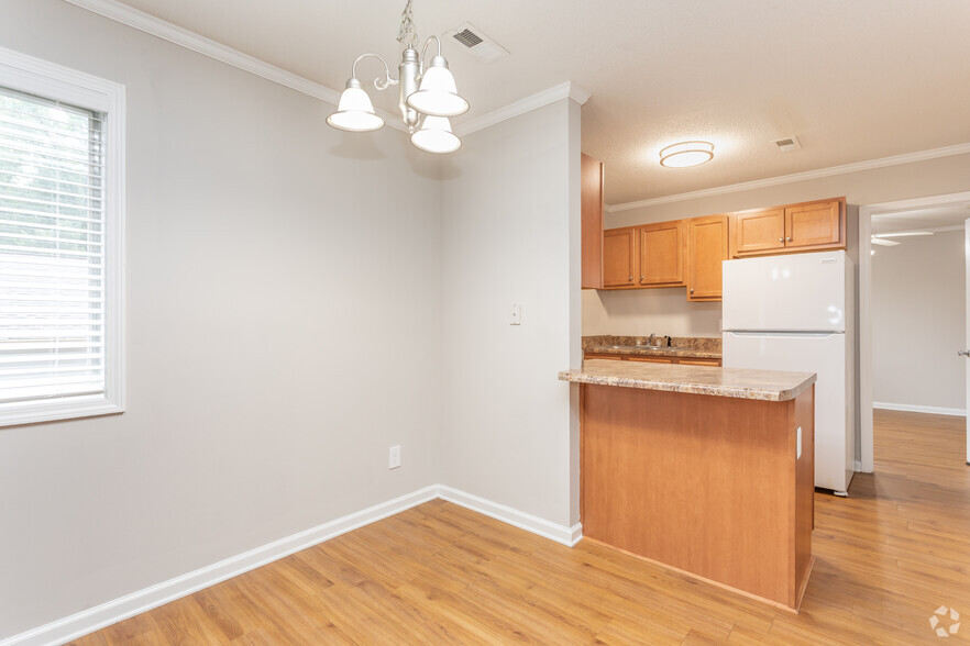 1BR, 1BA - 650SF- Dining Area - Amora West