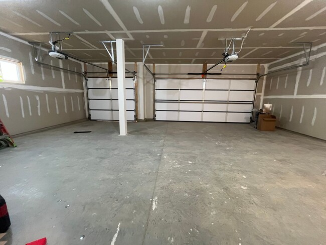 Building Photo - Newly Built 4 Bed/2.5 Bath Townhome in Aspen Ridge!