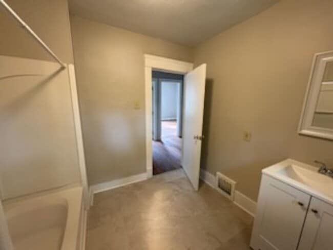 Building Photo - 644 Easter Ave