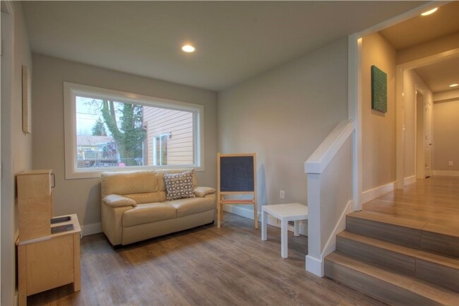 Building Photo - All inclusive master suite with private ba...