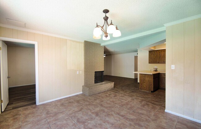 Building Photo - Charming 5-Bedroom Pool Home in Prime Tempe Location