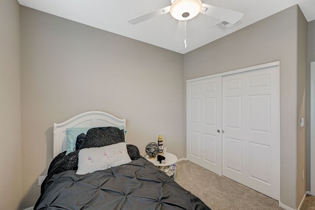 Building Photo - Modern 3 Bedroom Townhouse near Blue Diamond