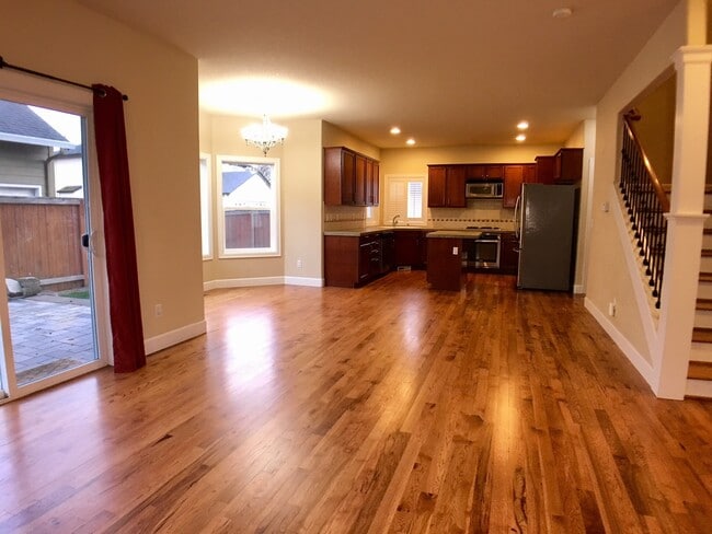 Building Photo - Stunning 3BD  Lake Shore Home with Office and Loft Area!  Gorgeous Finishes!