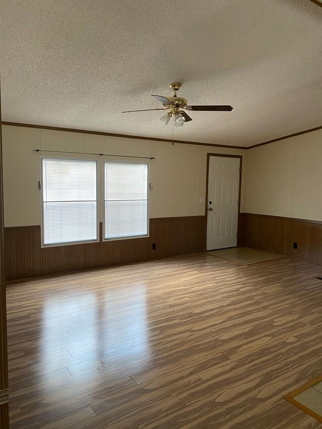 Building Photo - Come take a look at this 3-bedroom 2-bathr...