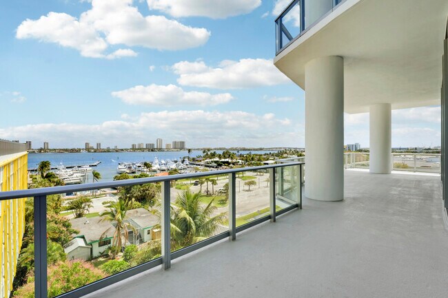 Building Photo - 220 Lake Shore Dr