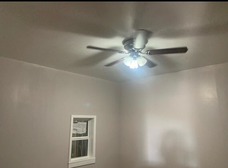 Building Photo - 3210 N 77 Sunshine Strip