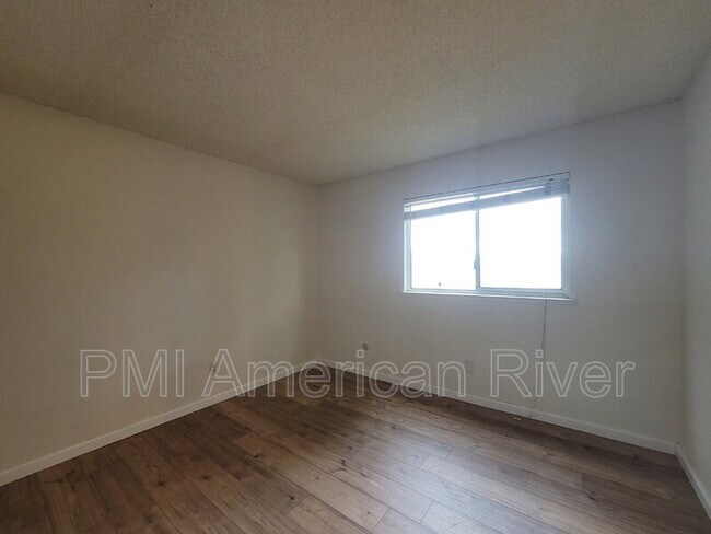 Building Photo - 102 Luna Grande Cir