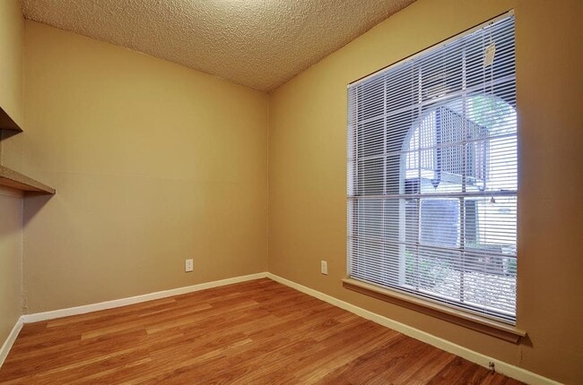 Building Photo - 2414 Ventura Dr