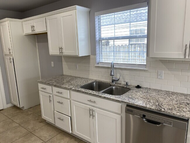 Building Photo - 572 Branchwood Ave