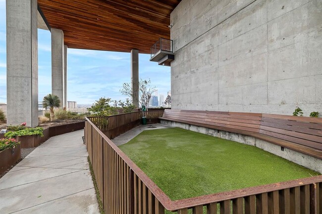 Building Photo - 70 Rainey St