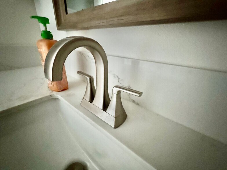 Building Photo - 857 W Edgehill Rd