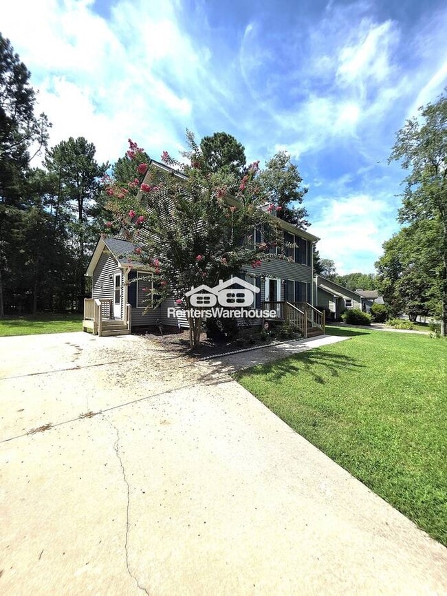 Building Photo - Lovely 3 bedroom, 2 1/2 Bath home in popul...