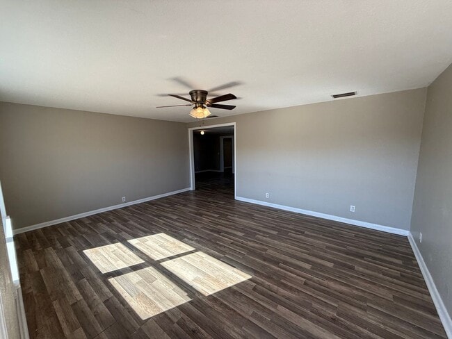 Building Photo - Charming 3 bedroom 1 bath country home located on 1.16 acres