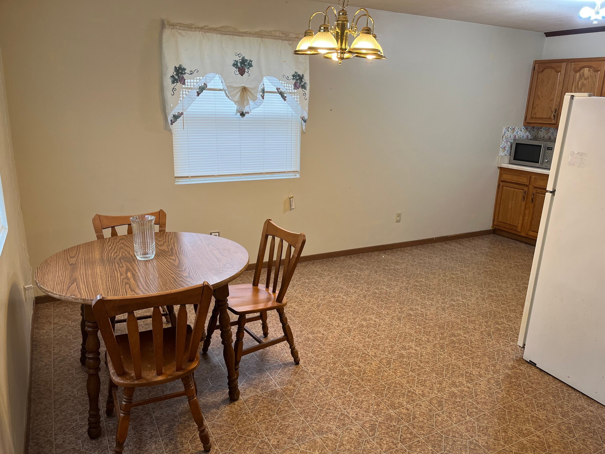 dining area - 406 W 3rd St