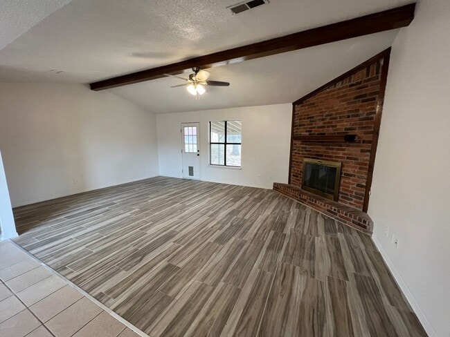 Building Photo - 3 Bed 2 Bath House with 2 Car Garage.