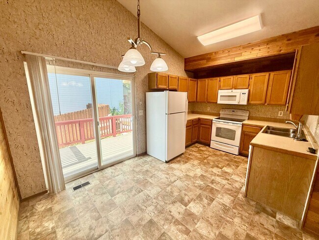 Building Photo - 3 Bedroom 2 Bath Tri Level Home with 2 Car...