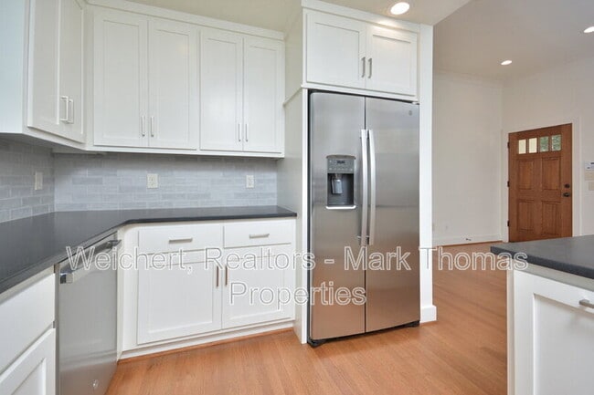 Building Photo - 2314 Stroller Ave