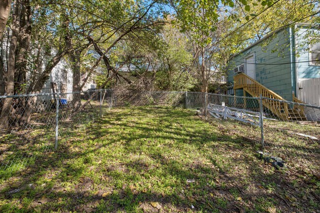 Building Photo - 202 E 31st St