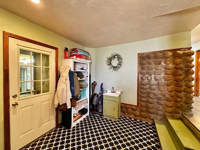 Building Photo - Rustic Charm