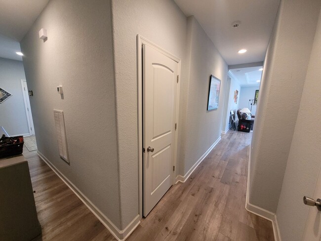 Building Photo - Beautiful & Spacious 4 bedroom, 2.5 bath h...