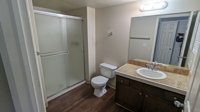 Building Photo - NICE 2-BEDROOM, 2-BATHROOM TOWNHOME WITH F...