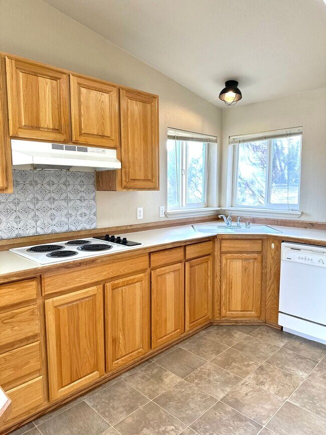 Building Photo - Light & bright single level home in NE Bend!