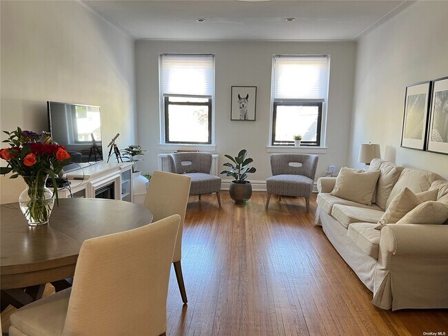 Building Photo - 77-16 Austin St