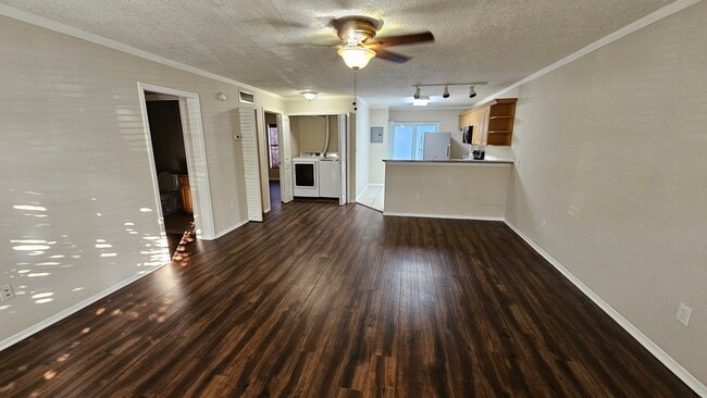 Building Photo - 2 Bedroom/2 Bathroom at Lancelot AVAILABLE AUGUST 10th!