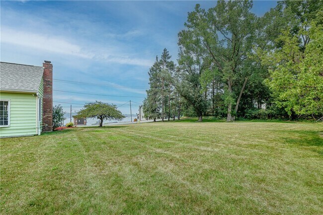 Building Photo - 4087 E Lake Rd
