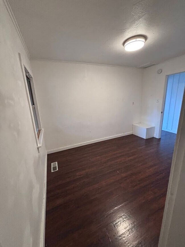 Building Photo - 405 - BEAVER DUPLEX