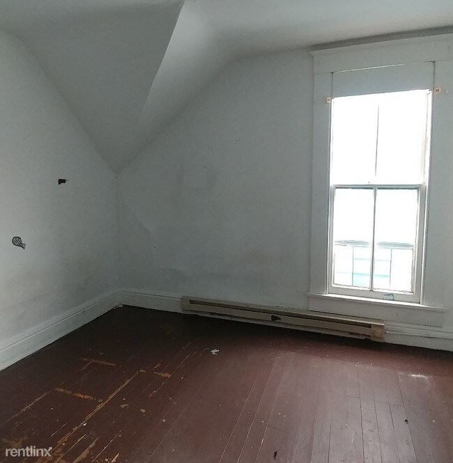 Building Photo - 2 br, 1 bath Apartment - 323 1/2 Sherman St