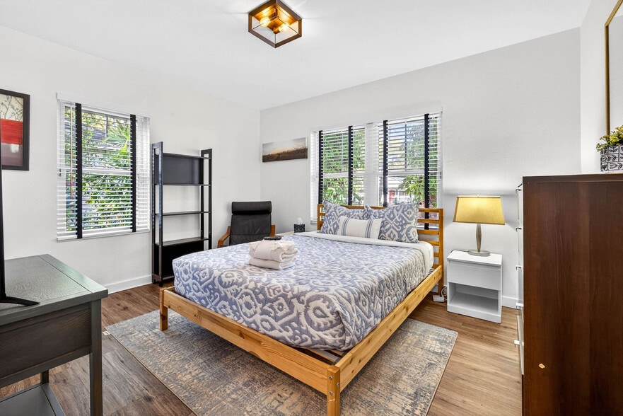 Building Photo - 1317 E Diana St