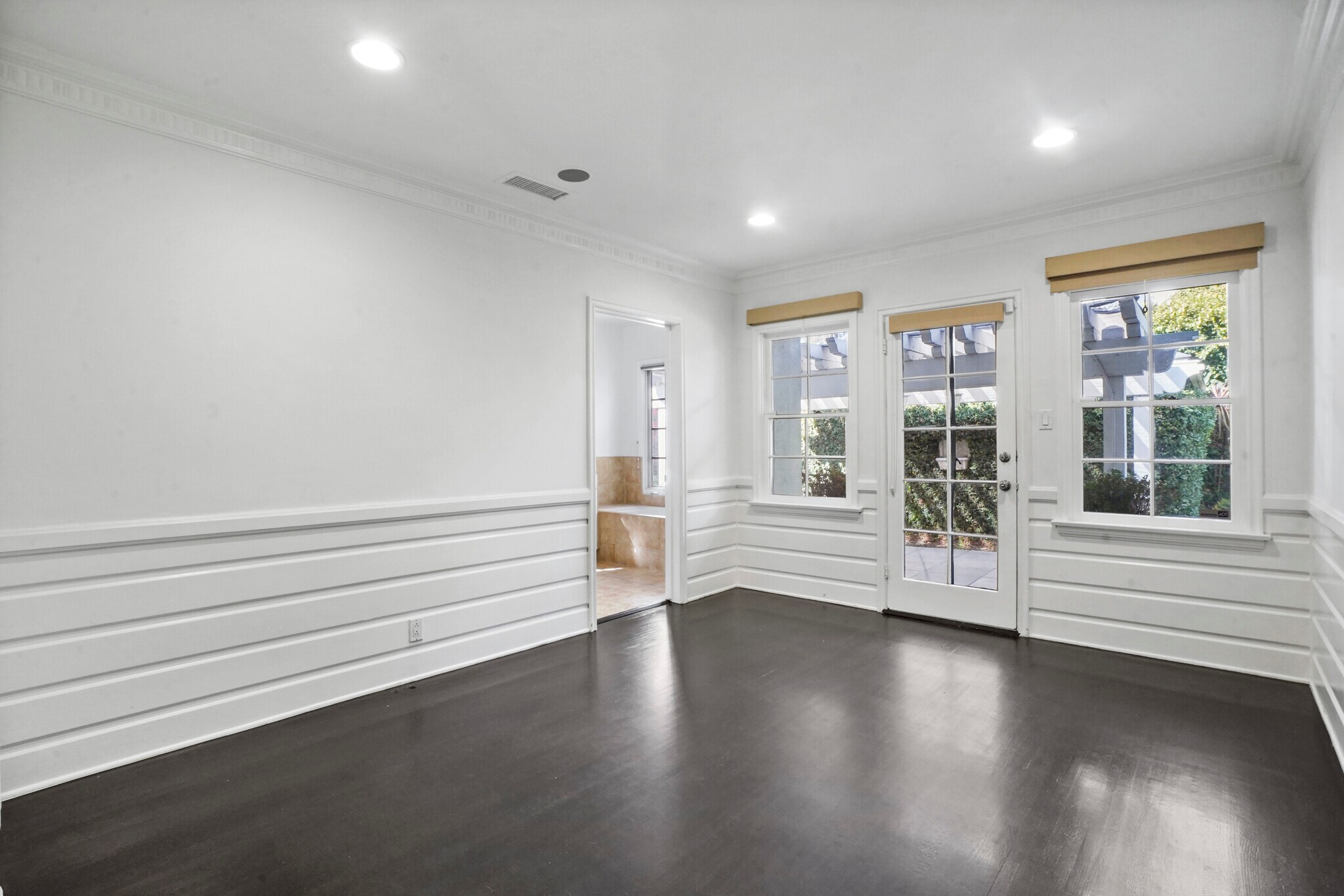 Building Photo - 6685 W 5th St