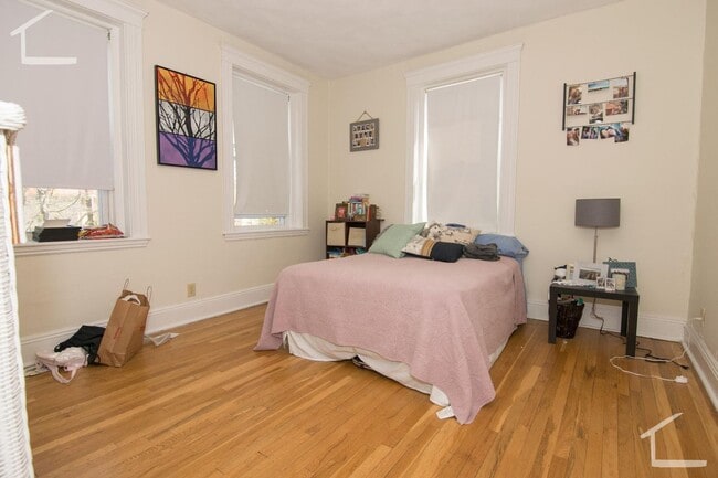 Building Photo - 9/1 No Fee! Split style 3BR w/balcony, heat inc!