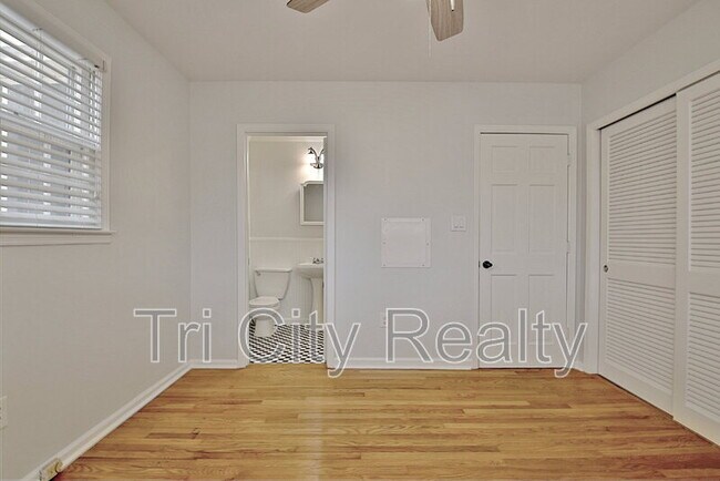 Building Photo - 115 Church Aly