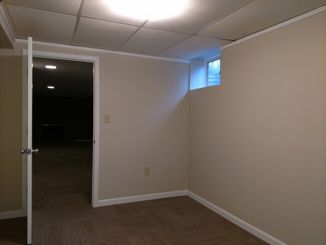Building Photo - Conveniently Located, Spacious Salem Home
