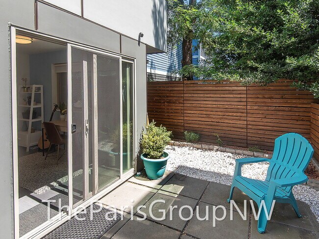 Building Photo - Stunning Mod 3BR+Den, 3.5BA Townhome * XL Roof Deck *A/C ++