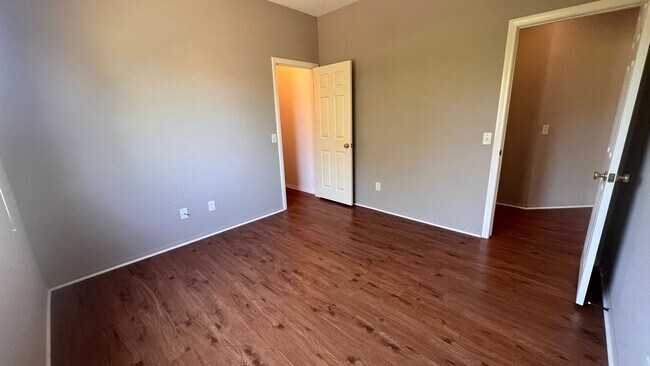 Building Photo - Beautiful home in gated community! Spaciou...