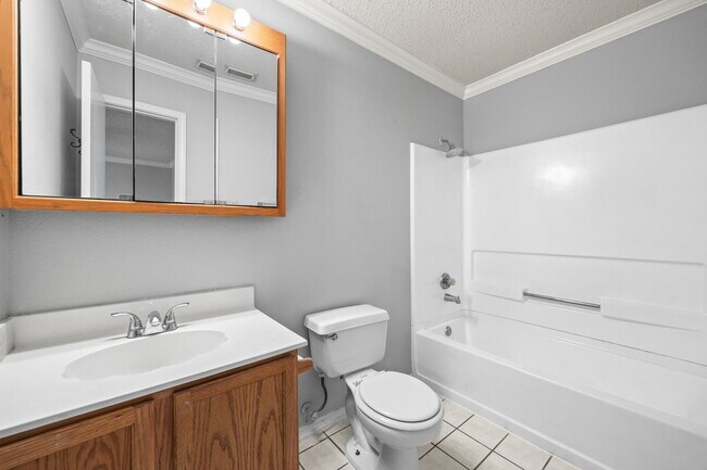 Building Photo - Beautiful 3 bed 2 bath single story, corne...