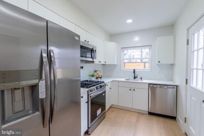 Building Photo - WOW brand new with Deck