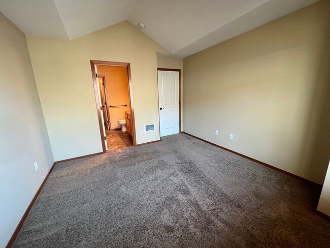 Building Photo - Spacious 2 Bed 2.5 Bath Townhome with Atta...