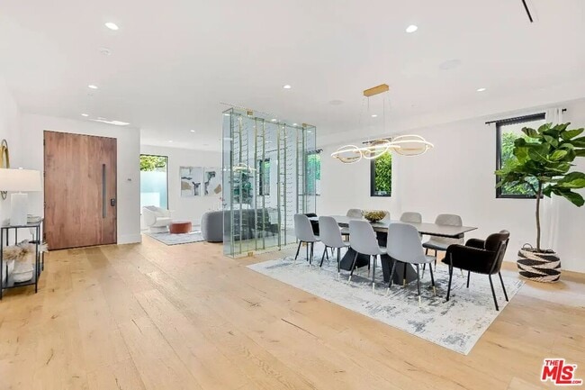 Building Photo - 6201 Lindenhurst Ave