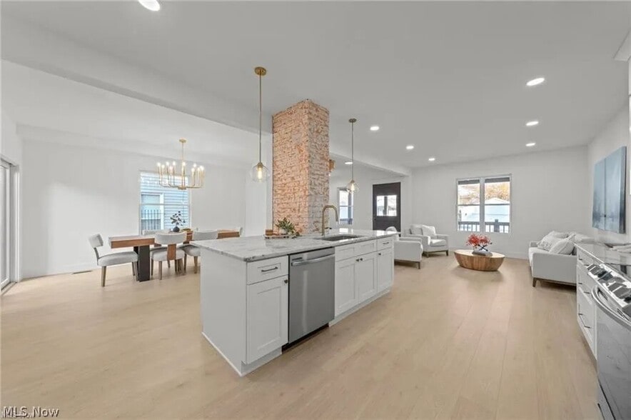 Building Photo - 1422 W 77th St