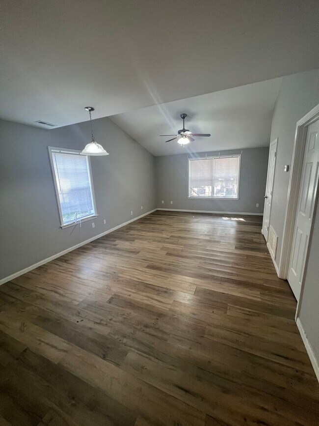 Building Photo - 645-647 W. Country Squire Ct