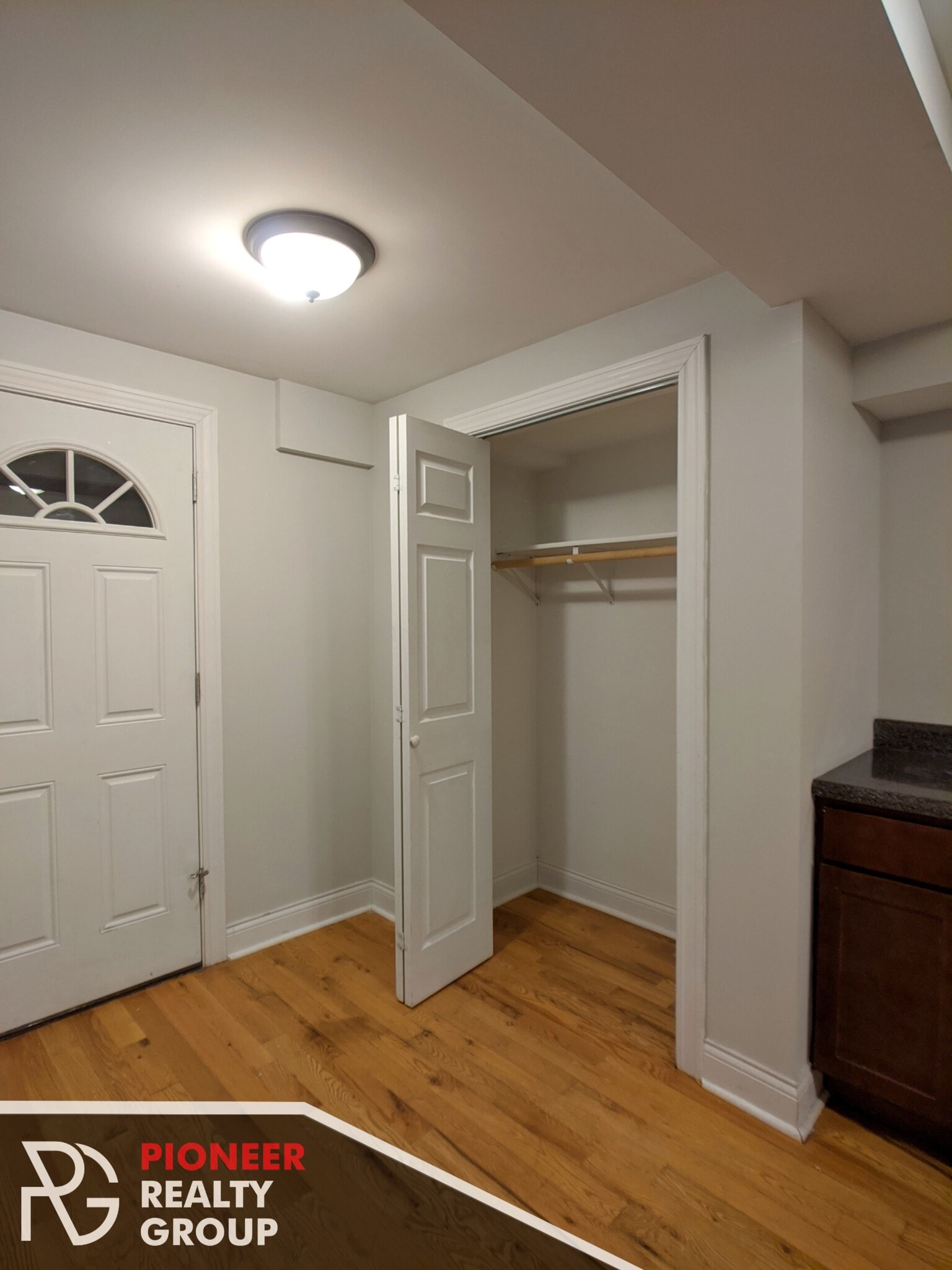 Building Photo - 1126 W Oakdale Ave