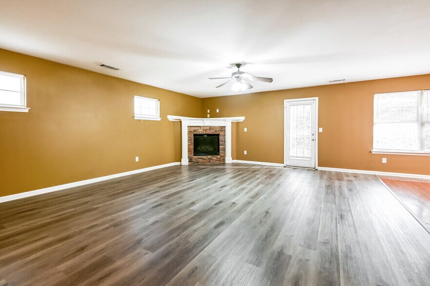 Building Photo - 327 Village Chase