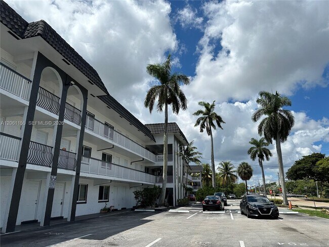 Building Photo - 1400 NE 56th St