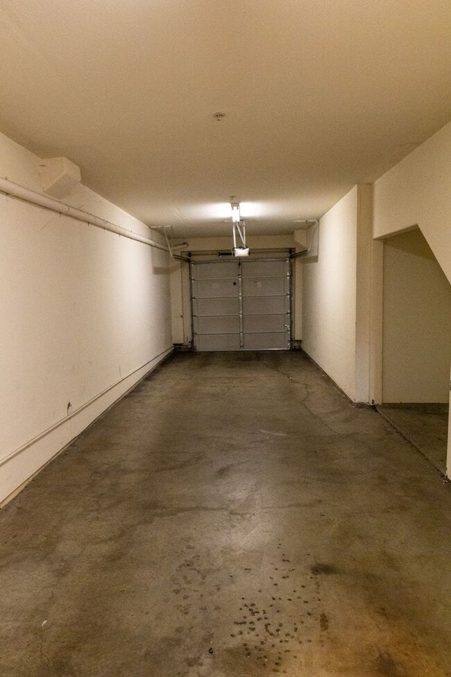 Building Photo - Beautiful 3 bedroom townhouse that is conveniently located