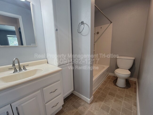 Building Photo - 3121 W Hood Ave