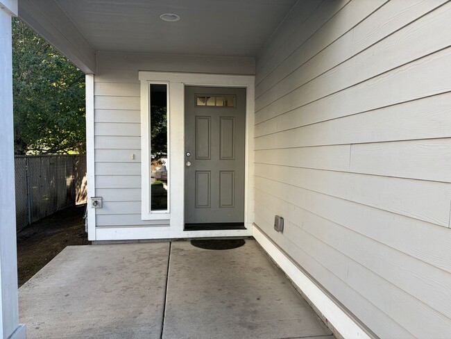 Building Photo - MOVE IN SPECIAL: HALF OFF FIRST MONTH'S RE...